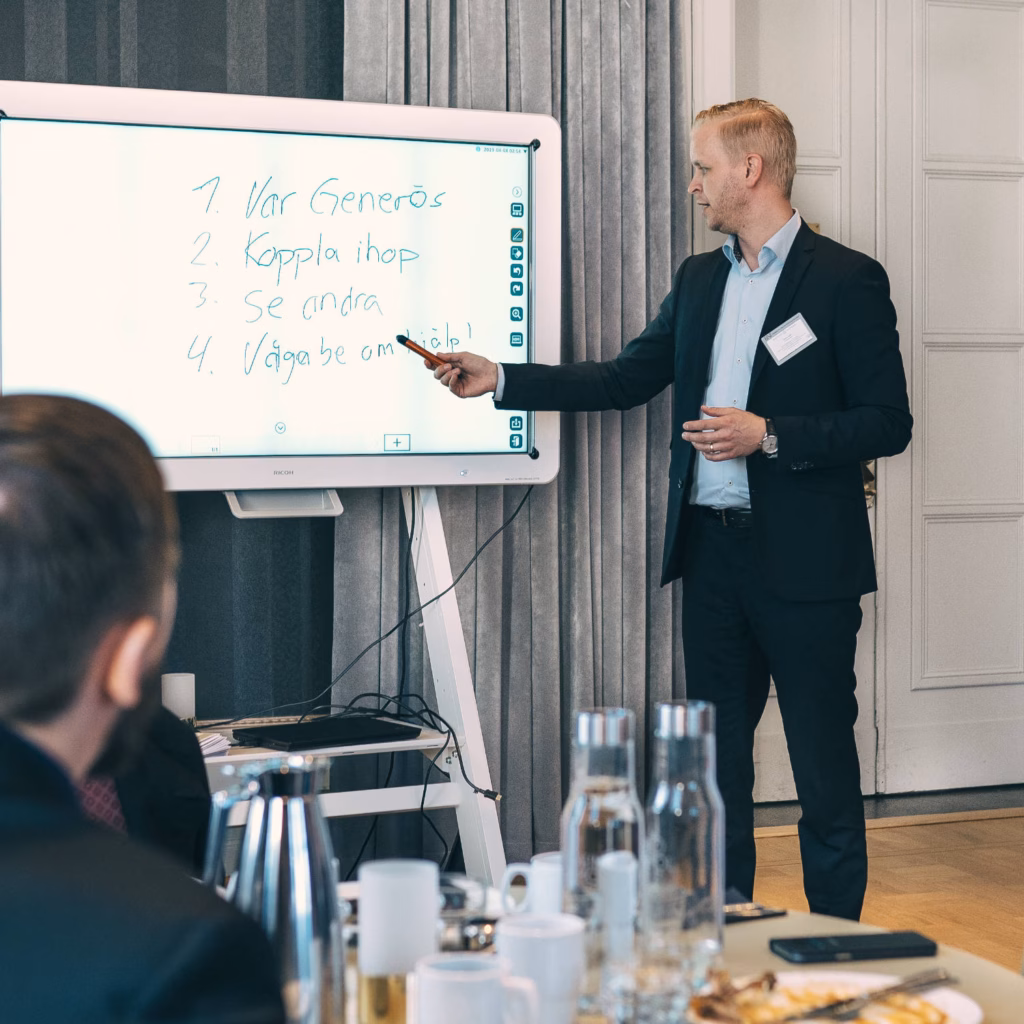 En i teamet presenterar sig på skärm